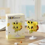 Yellow Bear Bee Shake-N-Fun Building Blocks 349-piece model with translucent wings and white base holding flowers